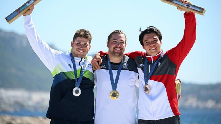 Max Maeder (phải) trên bục trao huy chương. (Ảnh: Getty Images)