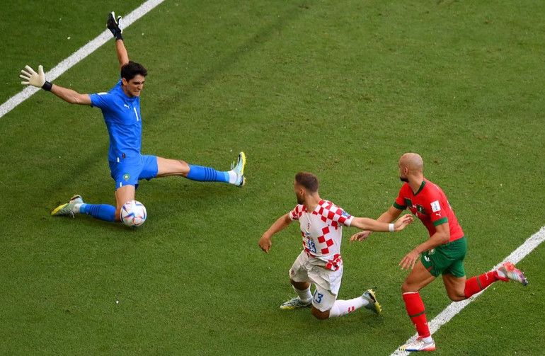 Tình huống thủ thành Yassine Bounou của Maroc phản xạ tuyệt vời để cản phá cú sút của Nikola Vlasic bên phía Croatia. (Ảnh: FIFA)