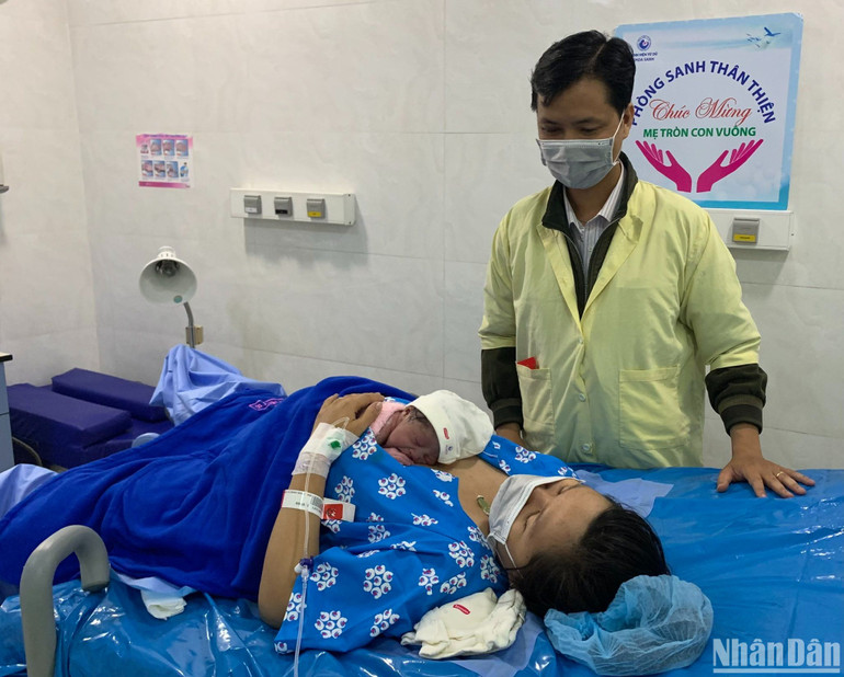 Gia đình anh Đặng Bá Ngoạn (29 tuổi, sống ở Bình Dương) dự kiến đặt bé gái mới chào đời với tên Đặng Hoàng Phương Uyên. Trưa 21/1, anh Ngoạn đưa vợ lên Bệnh viện Từ Dũ. "Chúng tôi đón thêm thành viên mới trong thời khắc ý nghĩa của Tết Nguyên đán".