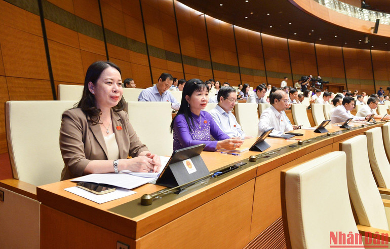 Các đại biểu tại phiên chất vấn của Quốc hội sáng 4/11. (Ảnh: THỦY NGUYÊN)