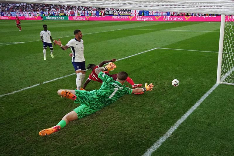 Tình huống Breel Embolo ghi bàn thắng mở tỷ số cho Thụy Sĩ. (Ảnh: Reuters)