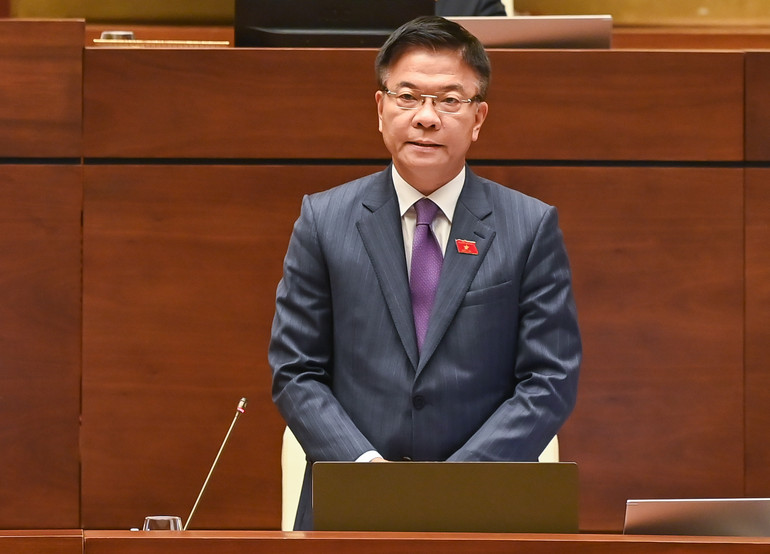 Phó Thủ tướng Chính phủ, Bộ trưởng Tư pháp Lê Thành Long phát biểu giải trình, làm rõ một số vấn đề đại biểu Quốc hội nêu. (Ảnh: DUY LINH)