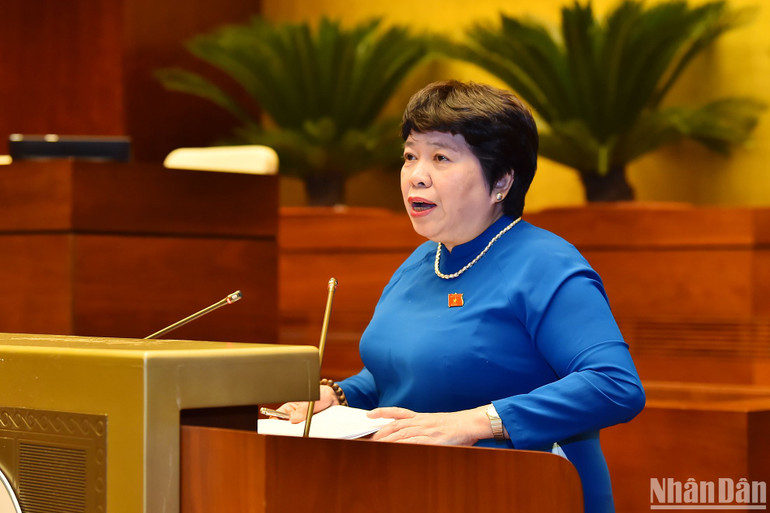 Chủ nhiệm Ủy ban Xã hội của Quốc hội Nguyễn Thúy Anh trình bày báo cáo. (Ảnh: THỦY NGUYÊN) Chủ nhiệm Ủy ban Xã hội của Quốc hội Nguyễn Thúy Anh trình bày báo cáo. (Ảnh: THỦY NGUYÊN)