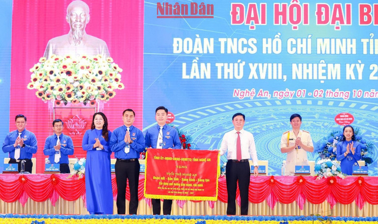 Trao tặng bức trướng của Tỉnh ủy-Hội đồng nhân dân-Ủy ban nhân dân-Ủy ban Mặt trận Tổ quốc tỉnh Nghệ An tặng Đại hội đại biểu Đoàn Thanh niên Cộng sản Hồ Chí Minh tỉnh Nghệ An, nhiệm kỳ 2022-2027.