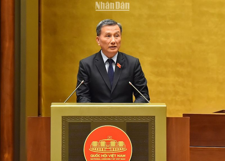 Chủ nhiệm Ủy ban Khoa học, Công nghệ và Môi trường của Quốc hội Lê Quang Huy trình bày Báo cáo thẩm tra việc điều chỉnh chủ trương đầu tư dự án. (Ảnh: THỦY NGUYÊN)