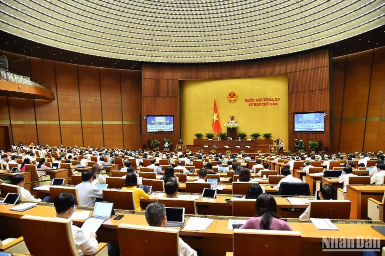 Các đại biểu tham dự phiên họp tại Hội trường Diên Hồng. (Ảnh: THỦY NGUYÊN)