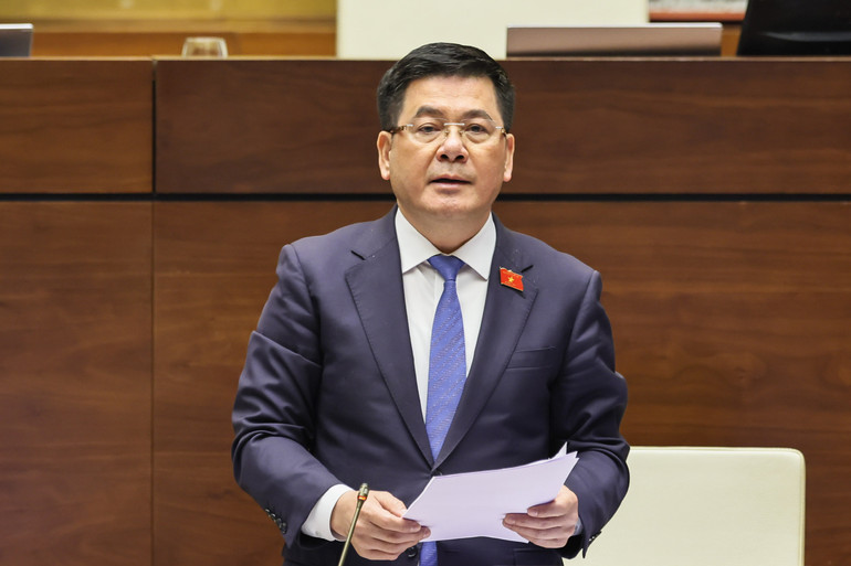Bộ trưởng Công thương Nguyễn Hồng Diên phát biểu giải trình, tiếp thu ý kiến đại biểu Quốc hội. (Ảnh: DUY LINH)