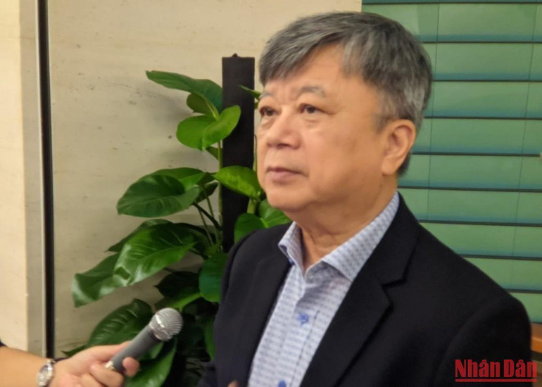 Đại biểu Trương Trọng Nghĩa (TP Hồ Chí Minh) trao đổi bên hành lang Quốc hội. Ảnh: TRUNG HƯNG