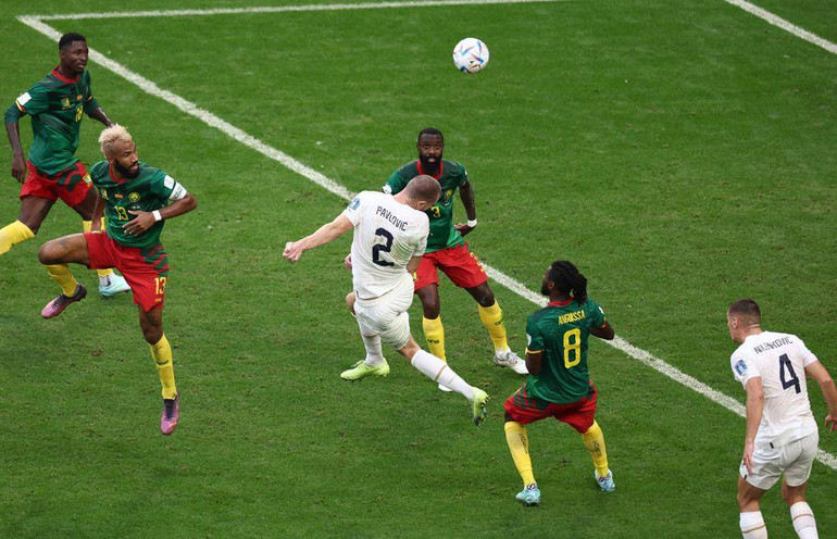 Cameroon (áo xanh) thi đấu kiên cường để ngược dòng cầm hòa Serbia 3-3. (Ảnh: Reuters)