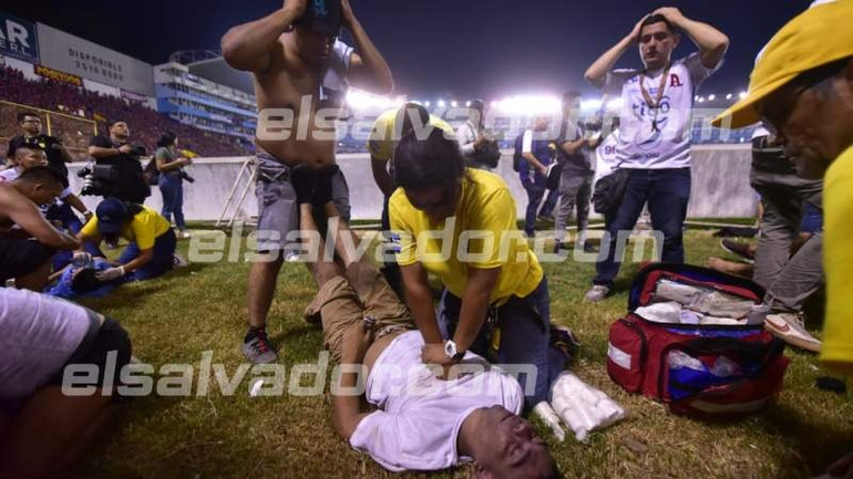 Sơ cứu các nạn nhân tại hiện trường vụ giẫm đạp. (Ảnh: elsalvador.com)