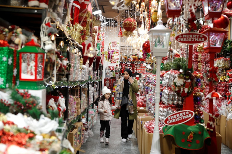 Người dân mua sắm tại một cửa hàng bán đồ trang trí ở Istanbul, Thổ Nhĩ Kỳ. Người dân mua sắm tại một cửa hàng bán đồ trang trí ở Istanbul, Thổ Nhĩ Kỳ.