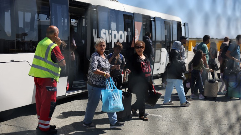 Công dân Australia được sơ tán khỏi Lebanon có mặt tại sân bay quốc tế Larnaca, Cyprus, ngày 5/10/2024. (Ảnh: Reuters) Công dân Australia được sơ tán khỏi Lebanon có mặt tại sân bay quốc tế Larnaca, Cyprus, ngày 5/10/2024. (Ảnh: Reuters)