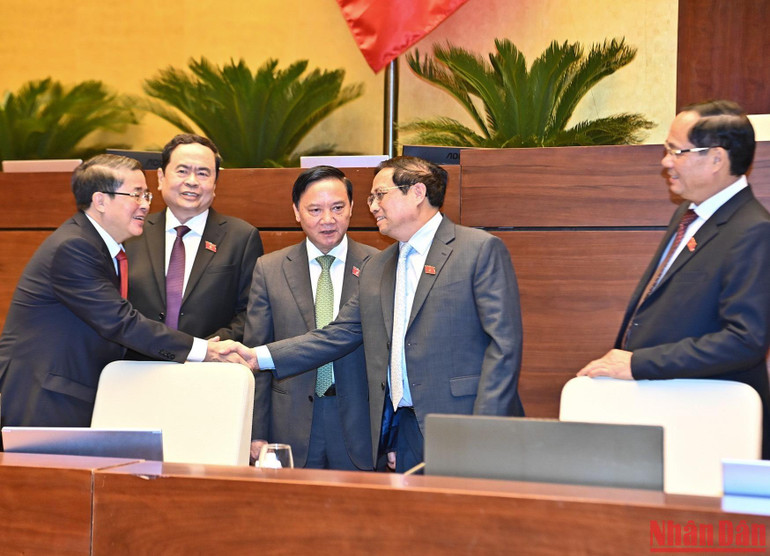 Thủ tướng Phạm Minh Chính với các Phó Chủ tịch Quốc hội. (Ảnh: ĐĂNG KHOA)