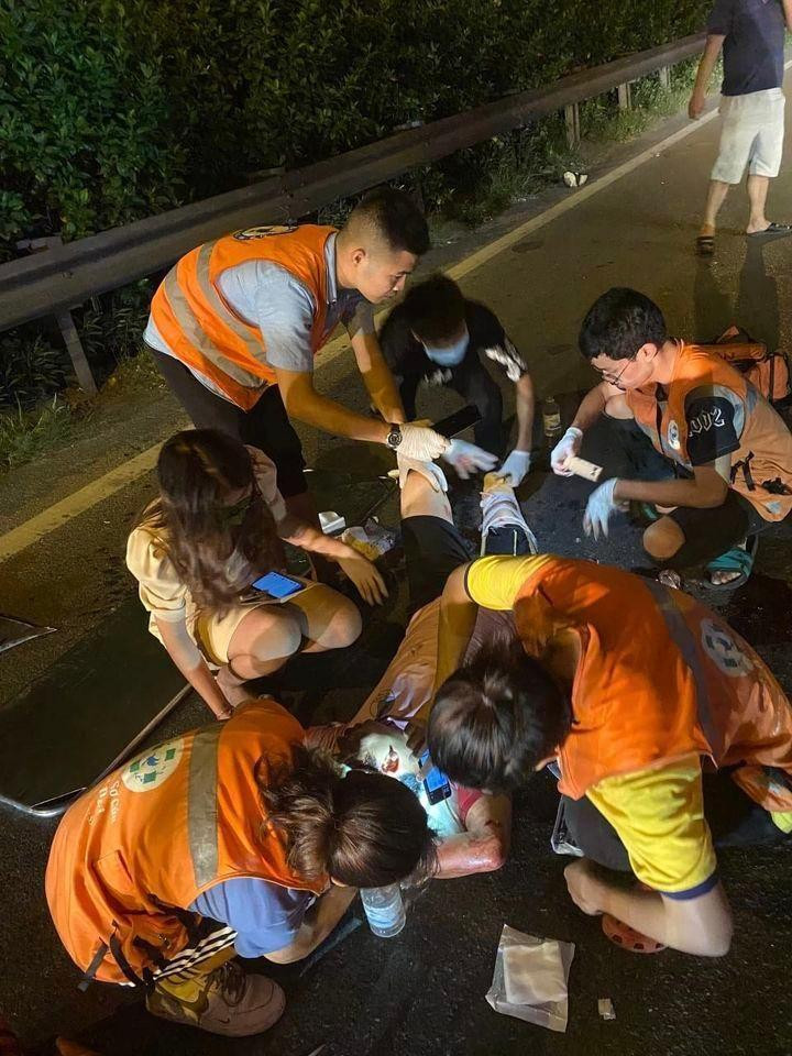 Các thành viên đội cứu trợ FAS Angel hỗ trợ sơ cứu nạn nhân tai nạn giao thông ngay trong đêm. (Ảnh: Đội hỗ trợ sơ cứu FAS Angel)