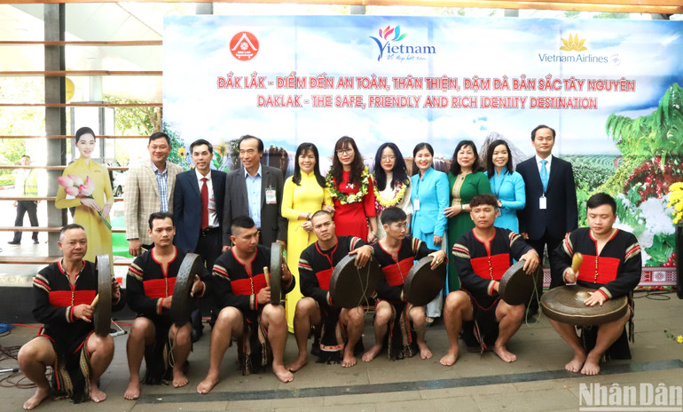 Những khách du lịch đầu tiên đến Đắk Lắk trong năm Quý Mão 2023 chụp ảnh lưu niệm cùng lãnh đạo Sở Văn hóa, Thể thao và Du lịch, Hiệp hội Du lịch tỉnh Đắk Lắk cùng đại diện các đơn vị liên quan.