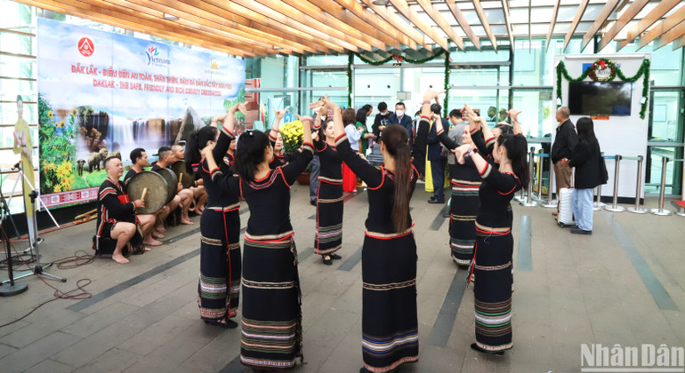 Đội chiêng và đội múa dân tộc Ê đê chào đón đoàn khách du lịch đầu tiên đến Đắk Lắk trong sáng mồng 1 tại sảnh Cảng Hàng không Buôn Ma Thuột.