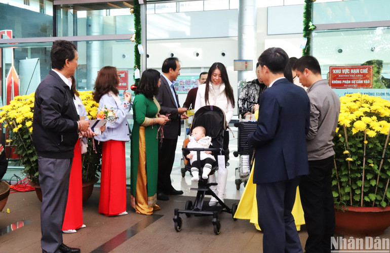 Lãnh đạo Sở Văn hóa-Thể thao và Du lịch, Hiệp hội Du lịch tỉnh Đắk Lắk cùng đại diện các đơn vị liên quan chào đón và tặng quà cho các khách du lịch đầu tiên đến với tỉnh.