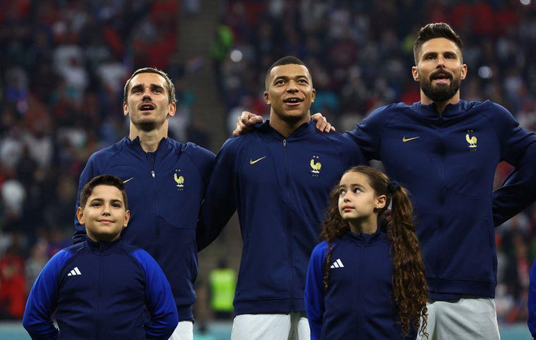 Kylian Mbappe (giữa) cùng Antoine Griezmann (bìa trái) và Olivier Giroud trong trận bán kết World Cup 2022. (Ảnh: Reuters) Kylian Mbappe (giữa) cùng Antoine Griezmann (bìa trái) và Olivier Giroud trong trận bán kết World Cup 2022. (Ảnh: Reuters)