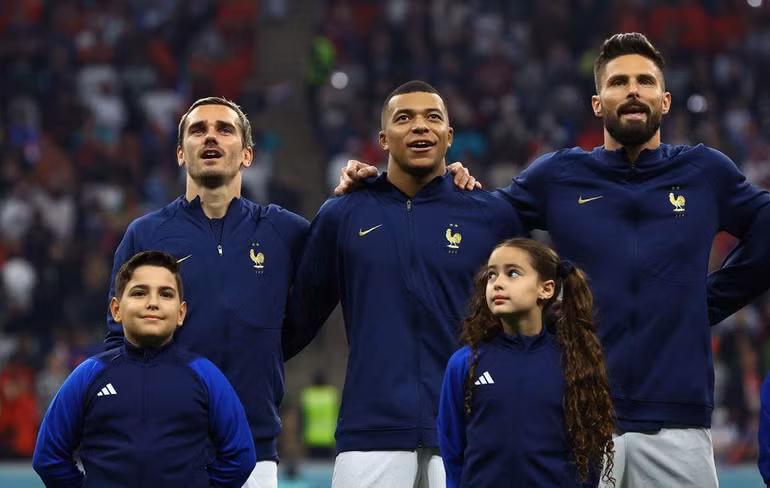 Kylian Mbappe (giữa) cùng Antoine Griezmann (bìa trái) và Olivier Giroud trong trận bán kết World Cup 2022. (Ảnh: Reuters)