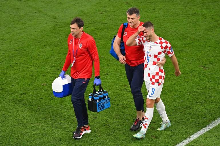 Kramaric bị đau trong hiệp 2 và buộc phải rời sân trong nước mắt. (Ảnh: FIFA)