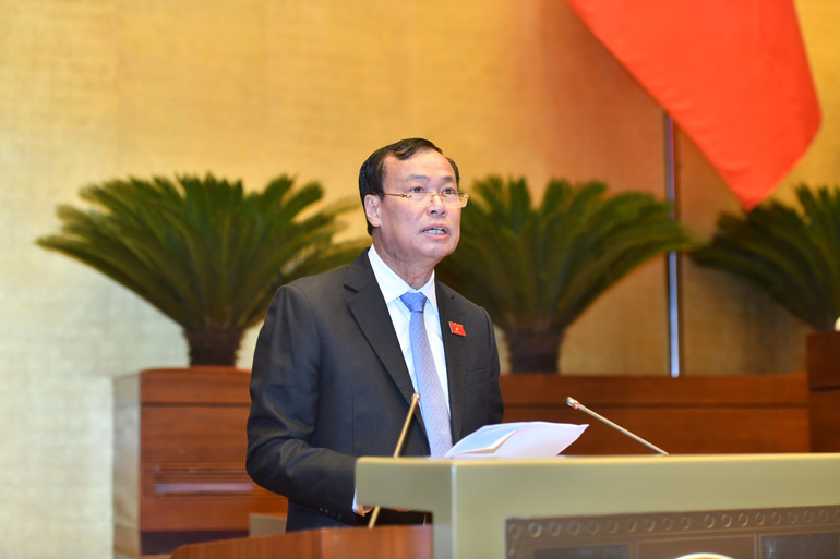 Ủy viên Ủy ban Thường vụ Quốc hội, Chủ nhiệm Ủy ban Quốc phòng và an ninh của Quốc hội Lê Tấn Tới trình bày Báo cáo giải trình, tiếp thu, chỉnh lý dự thảo Luật Quản lý, bảo vệ công trình quốc phòng và khu quân sự. (Ảnh: ĐĂNG KHOA)