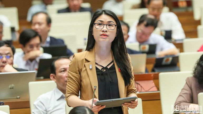 Đại biểu Đinh Thị Ngọc Dung - Đoàn đại biểu Quốc hội tỉnh Hải Dương. (Ảnh: DUY LINH)