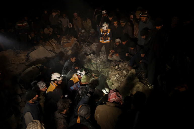 Lực lượng cứu hộ tìm kiếm những người sống sót tại địa điểm 1 tòa nhà bị hư hại sau trận động đất ở thị trấn Jandaris, Syria, ngày 7/2/2023. (Ảnh: Reuters)