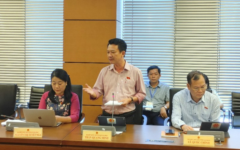 Đại biểu Trần Quang Minh (Quảng Bình) phát biểu. (Ảnh: TRUNG HƯNG)