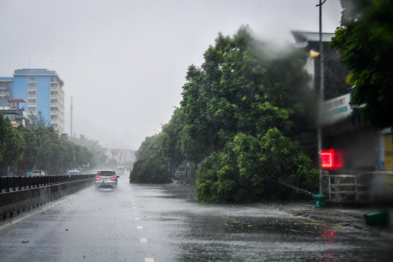 [Live] Bão số 3 di chuyển về phía Tây Bắc Bộ và suy yếu thành áp thấp nhiệt đới ảnh 107