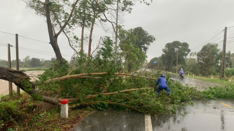 [Live] Bão số 3 di chuyển về phía Tây Bắc Bộ và suy yếu thành áp thấp nhiệt đới ảnh 69