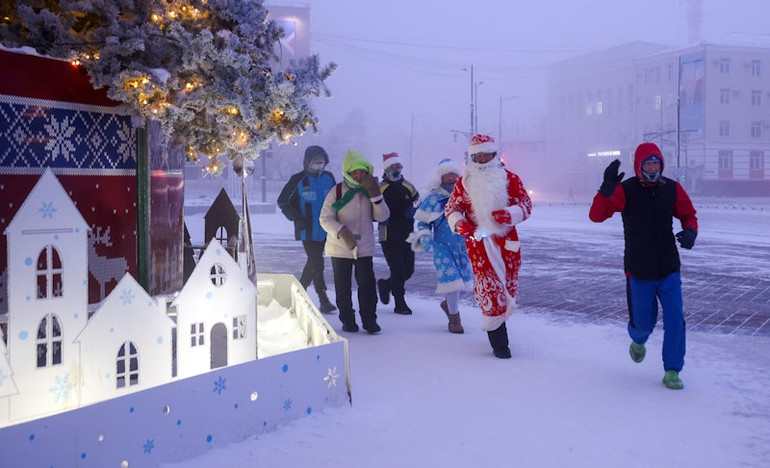 Người dân tại Yakutsk, đông bắc Siberia, Nga tham gia cuộc chạy đêm giao thừa trong điều kiện nhiệt độ xuống dưới âm 47 độ C, ngày 31/12/2024. Người dân tại Yakutsk, đông bắc Siberia, Nga tham gia cuộc chạy đêm giao thừa trong điều kiện nhiệt độ xuống dưới âm 47 độ C, ngày 31/12/2024.