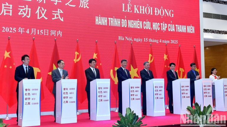 Các đồng chí lãnh đạo hai nước Việt Nam và Trung Quốc và các đại biểu thực hiện nghi thức khởi động Hành trình đỏ: Nghiên cứu, học tập của thanh niên. (Ảnh: ĐĂNG KHOA) Các đồng chí lãnh đạo hai nước Việt Nam và Trung Quốc và các đại biểu thực hiện nghi thức khởi động Hành trình đỏ: Nghiên cứu, học tập của thanh niên. (Ảnh: ĐĂNG KHOA)