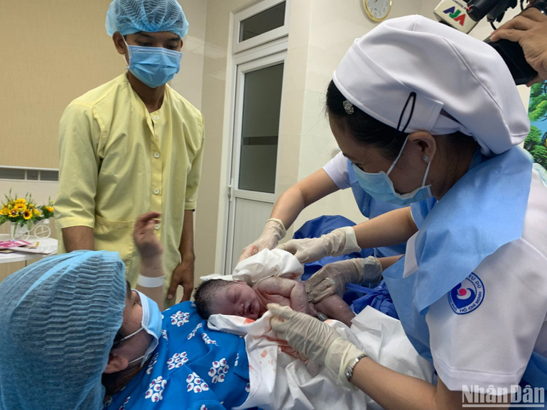 Cả phòng hộ sinh như vỡ òa khi em bé cất tiếng khóc chào đời.