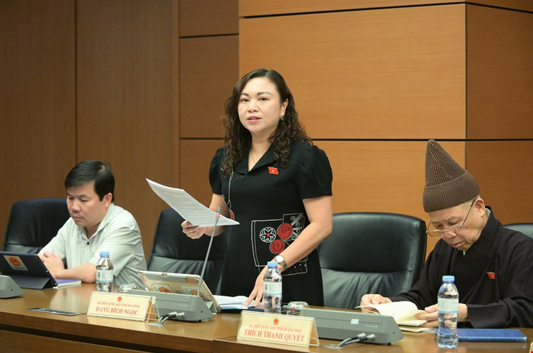 Đại biểu Đặng Bích Ngọc (Hòa Bình) phát biểu. (Ảnh: quochoi.vn)