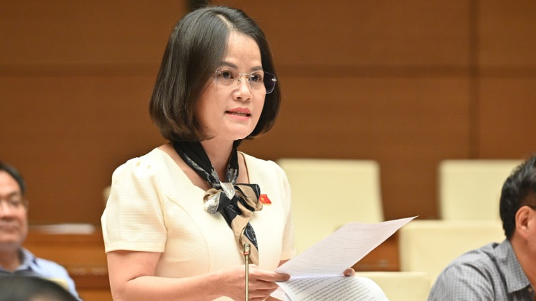 Đại biểu Nguyễn Hoàng Bảo Trân phát biểu. (Ảnh: BÙI GIANG)