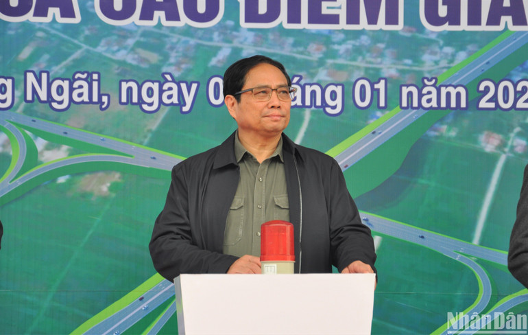 Thủ tướng Phạm Minh Chính cùng lãnh đạo các Bộ, ngành Trung ương và địa phương tại điểm cầu Quảng Ngãi ấn nút khởi công đồng loạt 12 dự án thành phần cao tốc bắc-nam.