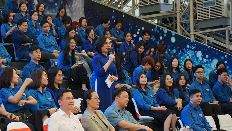 Đồng chí Biện Thị Ngọc Diệu, Phó Bí thư Đoàn Báo Nhân Dân đặt câu hỏi với đồng chí Bí thư Đảng ủy Khối các cơ quan Trung ương tại chương trình. (Ảnh: TRUNG HƯNG)