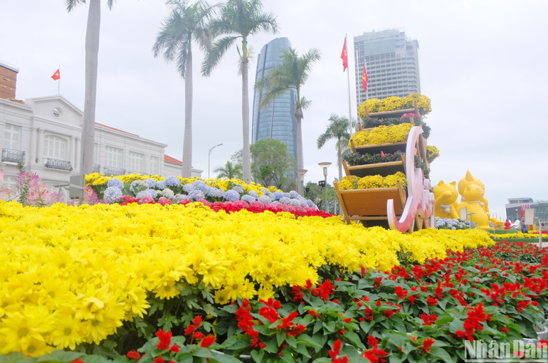 Chiếc xe hoa chở mùa xuân trên từng nẻo phố.