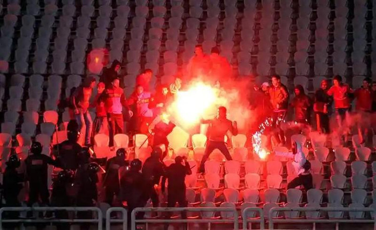 Cổ động viên đụng độ trên khán đài. (Ảnh: Rex Features/The Guardian)