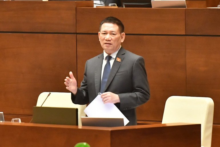 Bộ trưởng Tài chính Hồ Đức Phớc giải trình, làm rõ một số vấn đề đại biểu Quốc hội nêu. (Ảnh: ĐĂNG KHOA)