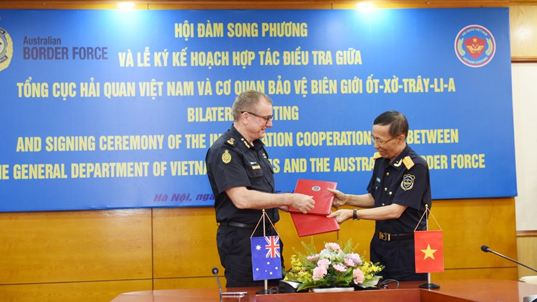 Tổng cục trưởng Tổng cục Hải quan Nguyễn Văn Cẩn và Cao ủy Cơ quan Bảo vệ biên giới Australia Michael Outram ký kế hoạch hợp tác điều tra. (Ảnh: TRUNG HƯNG) Tổng cục trưởng Tổng cục Hải quan Nguyễn Văn Cẩn và Cao ủy Cơ quan Bảo vệ biên giới Australia Michael Outram ký kế hoạch hợp tác điều tra. (Ảnh: TRUNG HƯNG)
