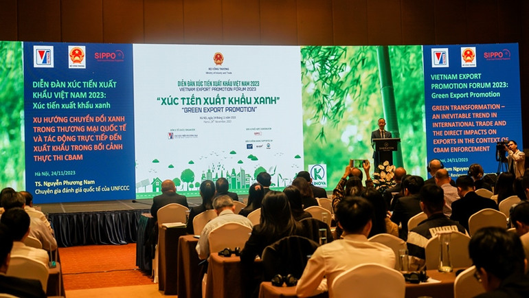 Tiến sĩ Nguyễn Phương Nam trình bày tham luận về chủ đề “Xu hướng chuyển đổi xanh trong thương mại quốc tế - Những tác động trực tiếp đến xuất khẩu trong bối cảnh thực thi CBAM. (Ảnh: TRUNG HƯNG)