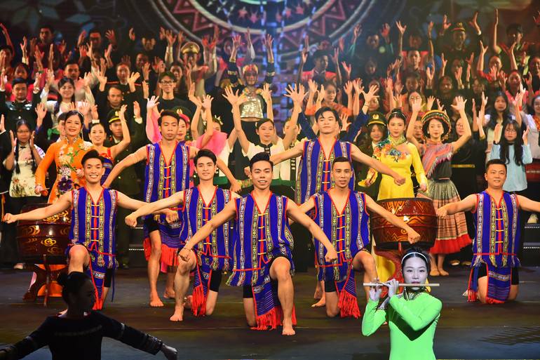 Vũ khúc Hội tụ và tỏa sáng do Nhóm Thanh âm xanh và tập thể học sinh, sinh viên, thanh niên dân tộc thiểu số xuất sắc, tiêu biểu và câu lạc bộ Sao tuổi thơ trình diễn tại Lễ tuyên dương.