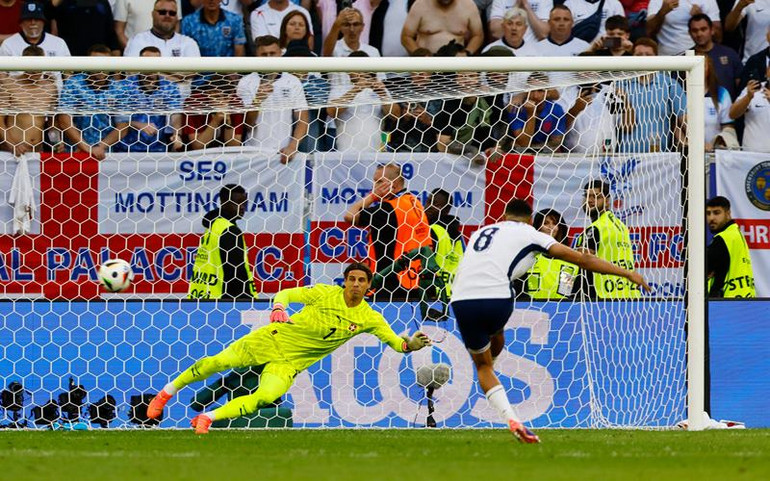 Trent Alexander-Arnold thực hiện thành công lượt sút luân lưu quyết định, đưa Anh vào bán kết. (Ảnh: Reuters)
