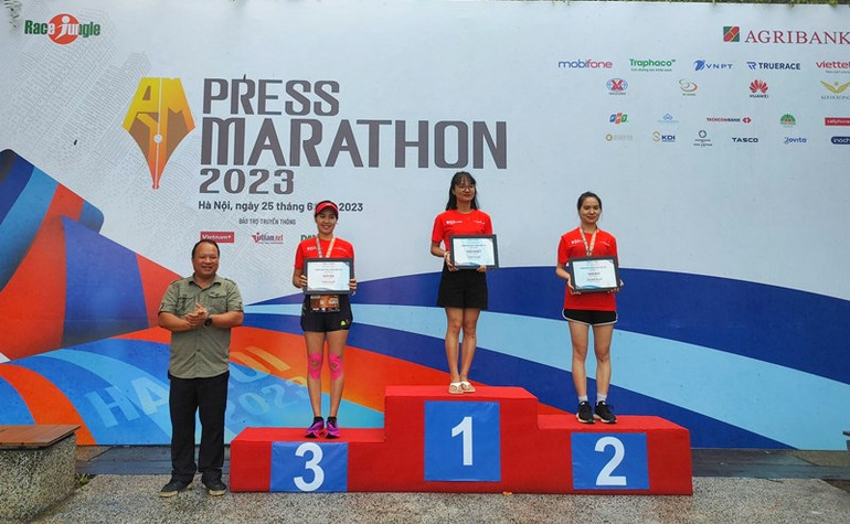 Trao giải cự ly 10km nữ dành cho khối báo chí.