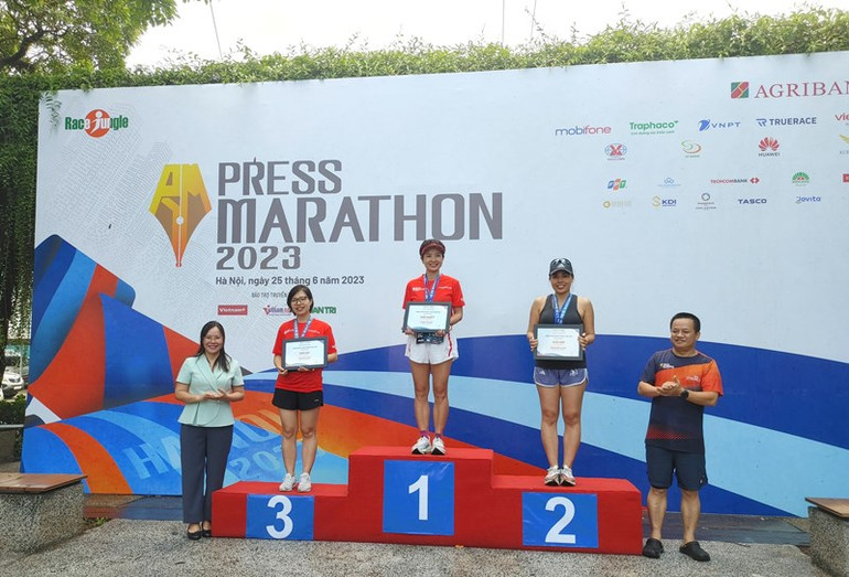 Trao giải cự ly 5km nữ dành cho khối báo chí.