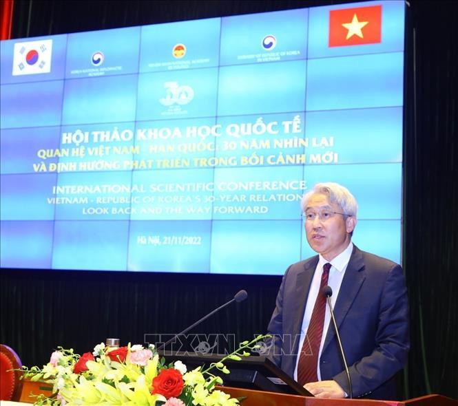 Ông Hong Hyunik, Giám đốc Học viện Ngoại giao Hàn Quốc phát biểu chào mừng. (Ảnh: TTXVN)