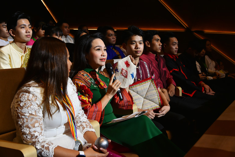 Phần giao lưu với bạn Vi Dương Phong, dân tộc Thái, học sinh lớp 12A1, Trường THPT dân tộc nội trú tỉnh Nghệ An và bạn Thạch Thị Ánh Lan, vận động viên bi sắt người dân tộc Khmer tại buổi lễ.