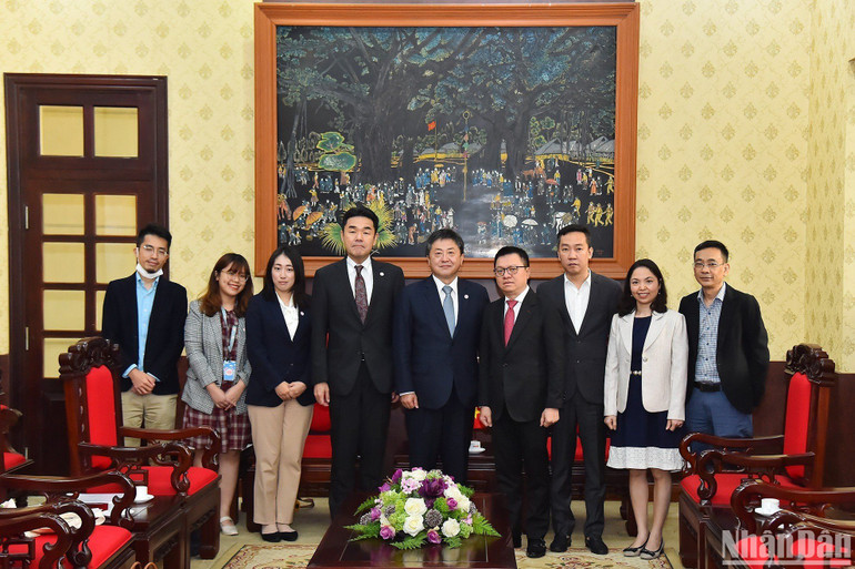 Tổng Biên tập Lê Quốc Minh, Trưởng đại diện JICA tại Việt Nam Shimizu Akira và các đại biểu tham dự buổi làm việc. (Ảnh: THỦY NGUYÊN)