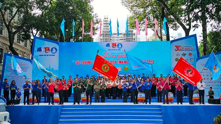 Chỉ huy các đội hình đón nhận cờ lệnh từ lãnh đạo thành phố trước giờ ra quân.